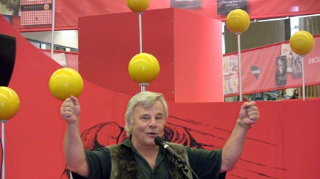Jan Guillou med många bollar i luften