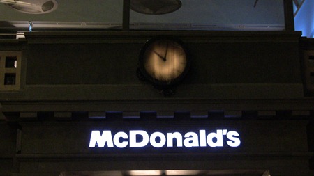 Stationsklocka utanför McDonalds på Stockholm C.